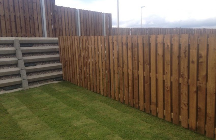 Slatted Fence with 25mm gap9